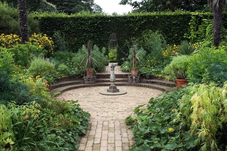 Bestrating in een aangelegde tuin