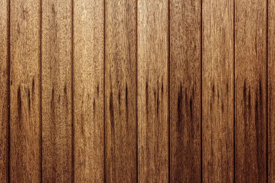 Houten schutting in de tuin