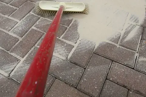 Voegen van de bestrating